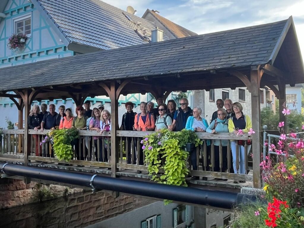 Die Gruppe auf der überdachten Brücke in Oppenau