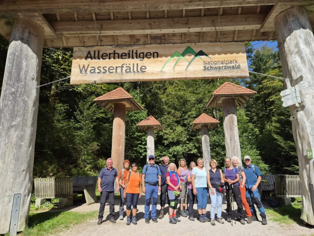 Gruppenbild am Eingang zu den Allerheiligen-Wasserfällen