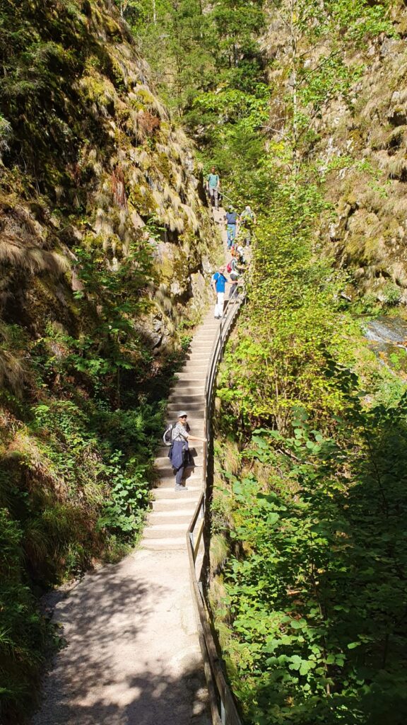 Steil bergauf über schmale Felsenpfade